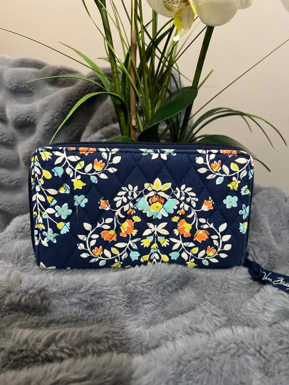 Vera Bradley Quilted Navy Floral Zip Wallet GUC retail $45 - Picture 1 of 4